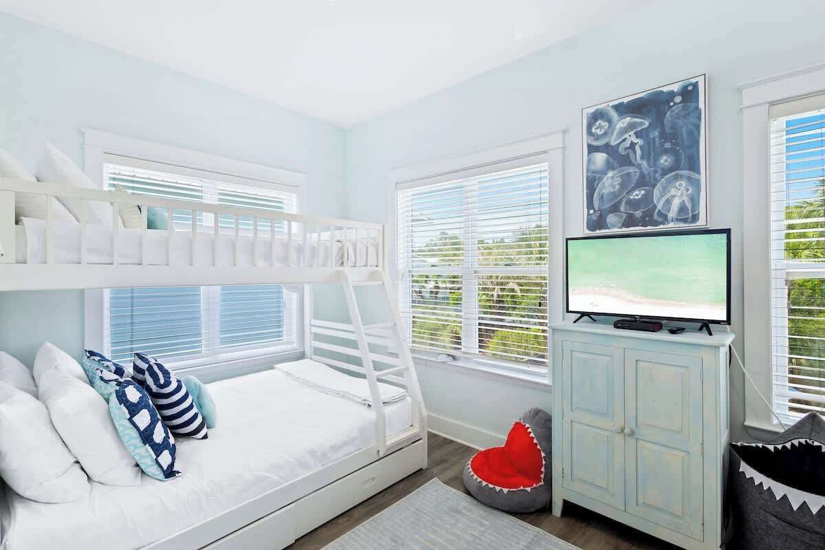 4 bedrooms, iron/ironing board, travel crib, free WiFi