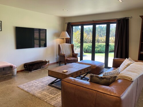 Lake Station House-Cosy Farm House nestled into Lake Station