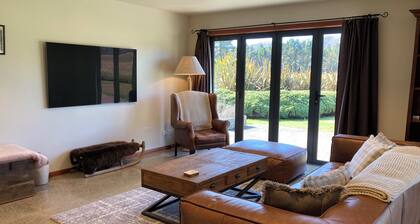 Lake Station House-Cosy Farm House nestled into Lake Station