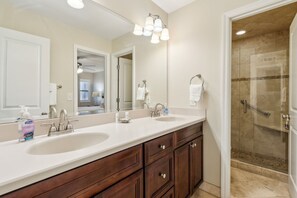 Shower, hair dryer, towels - Snowbird Rates · Family-Friendly Townhome Near the Beach (Fernandina Beach)