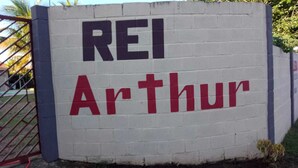 A sign with "REI Arthur" written on it. - Santa Maria da Serra Farm, sleeps up to 2 people (Maria vitoria 1 Dois Córregos)