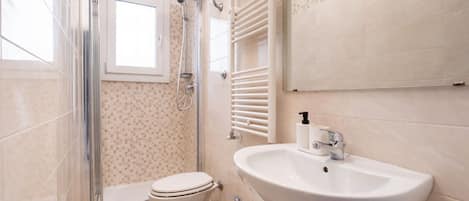 Douche, sĂšche-cheveux, bidet, serviettes fournies