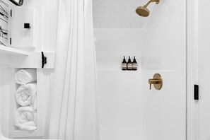 Dusche, Handtücher, Seife, Toilettenpapier