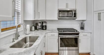 Ottawa Hills Bliss: Luxe 2BR with Hot Tub & King!