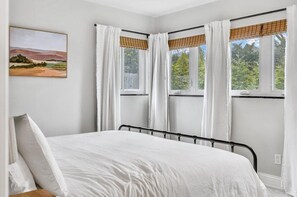 2 bedrooms, iron/ironing board, travel crib, free WiFi