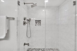 Dusche, Haartrockner, Handtücher, Seife