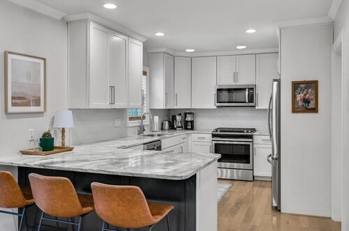 Ottawa Hills Bliss: Luxe 2BR with Hot Tub & King!