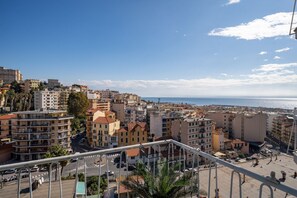 Unclassified image, 2 of 21, button