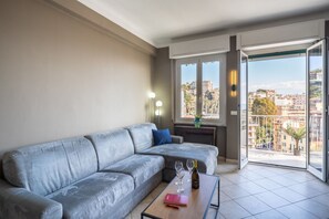 TV - GuestHost - Recently renovated apartment, which comfortably accommodates up to 4 people, furnished in a modern style and located a few steps from the center of Sanremo. Just few minutes from Piazza Colombo and the Ariston Theater, the location is ideal f (Sanremo)