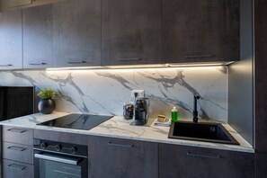 Fridge, oven, stovetop, dishwasher