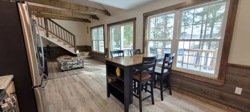 Lakeside 2-bedroom house in Sullivan with WiFi and AC.