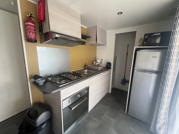 Fridge, microwave, oven, coffee/tea maker