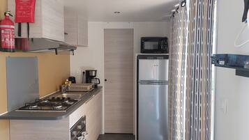Refrigerador, microondas, horno y cafetera y tetera