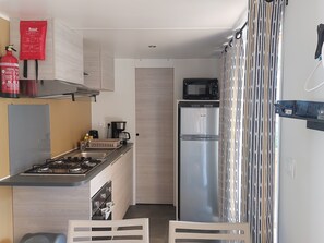 Frigorífico, microondas, horno y cafetera o tetera