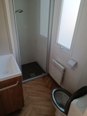 Douche, sèche-cheveux, serviettes fournies