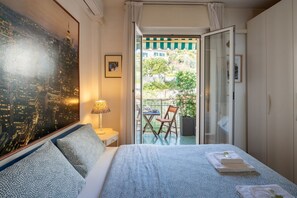 1 habitación, tabla de planchar con plancha y ropa de cama 