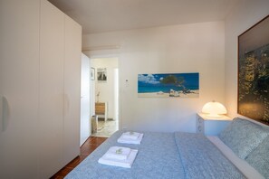 2 bedrooms, iron/ironing board, bed sheets