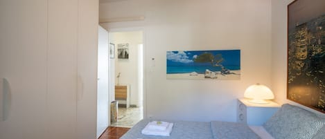 2 chambres, fer et planche Ă repasser, literie fournie