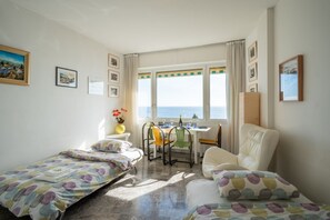 1 habitación, tabla de planchar con plancha y ropa de cama 