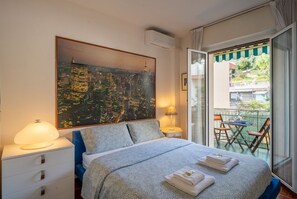 1 dormitorio, tabla de planchar con plancha, ropa de cama
