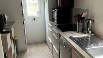 Een koelkast, een microgolfoven, een oven, een vaatwasser