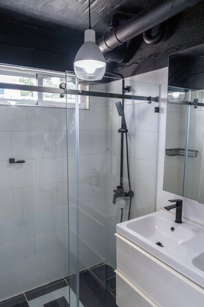 Douche, serviettes fournies, savon, papier de toilette