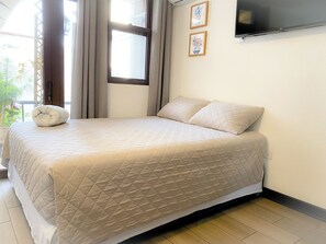 1 slaapkamer, een strijkplank/strijkijzer, wifi, beddengoed