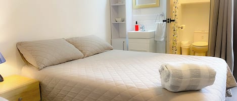 1 habitación, tabla de planchar con plancha, wifi y ropa de cama