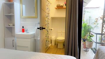 1 habitación, tabla de planchar con plancha, wifi y ropa de cama