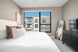 3 bedrooms, desk, iron/ironing board, free WiFi