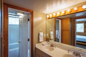 SĂšche-cheveux, serviettes fournies, savon, papier toilette
