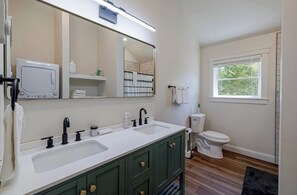 Regadera, secadora de cabello, toallas, papel de baño