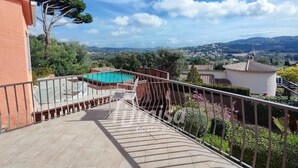 A rooftop terrace with a swimming pool, offering a view of a hilly landscape. - Los Palmitos, Calonge - Costa Brava (Calonge)