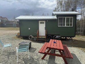 Outdoor dining - Tiny House with Bear Mountain Views.... Only 25 Minutes outside of Anchorage (Anchorage)