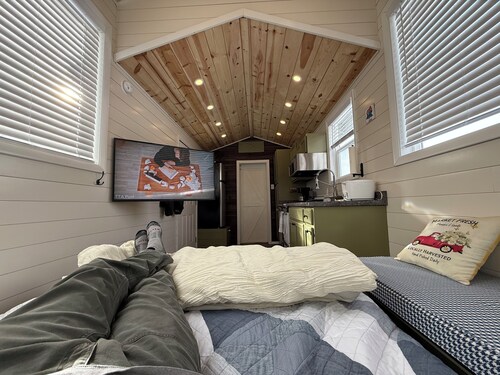 Tiny House with Bear Mountain Views.... Only 25 Minutes outside of Anchorage