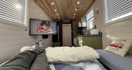 Tiny House with Bear Mountain Views.... Only 25 Minutes outside of Anchorage