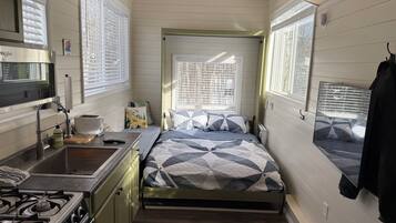 1 室のベッドルーム、デスク、アイロン / アイロン台、WiFi (無料)