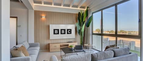 Televisor i taula de tennis de taula