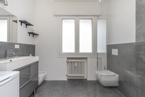 Dusche, Haartrockner, Bidet, Handtücher