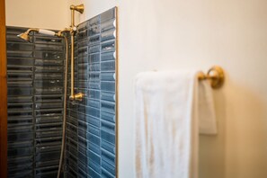 Hårtørrer, bidet, håndklæder, Toiletpapir