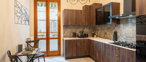 Geladeira, micro-ondas, fogão, cooktop