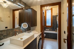 Haartrockner, Bidet, Handtücher, Toilettenpapier