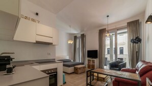 Un appartement moderne comprenant une cuisine, un coin repas et un salon.