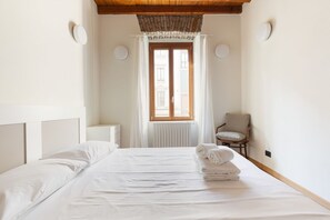 1 dormitori, planxa i posts de planxar, wifi i roba de llit