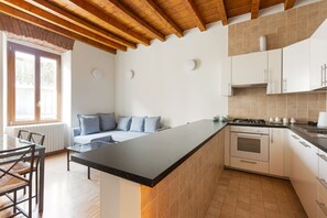 Fridge, oven, stovetop, dishwasher