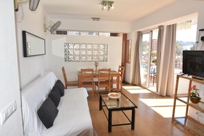 TV - Discover the comfort and tranquility of this cozy studio in Roses! (Roses)