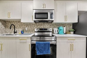 Réfrigérateur, four à micro-ondes, un four, surface de cuisson