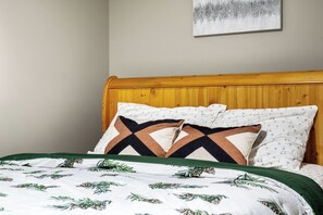 2 bedrooms, desk, iron/ironing board, WiFi