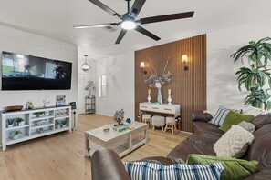 Smart TV, fireplace