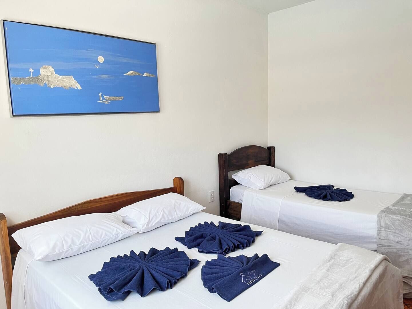 4 habitaciones, escritorio y tabla de planchar con plancha 